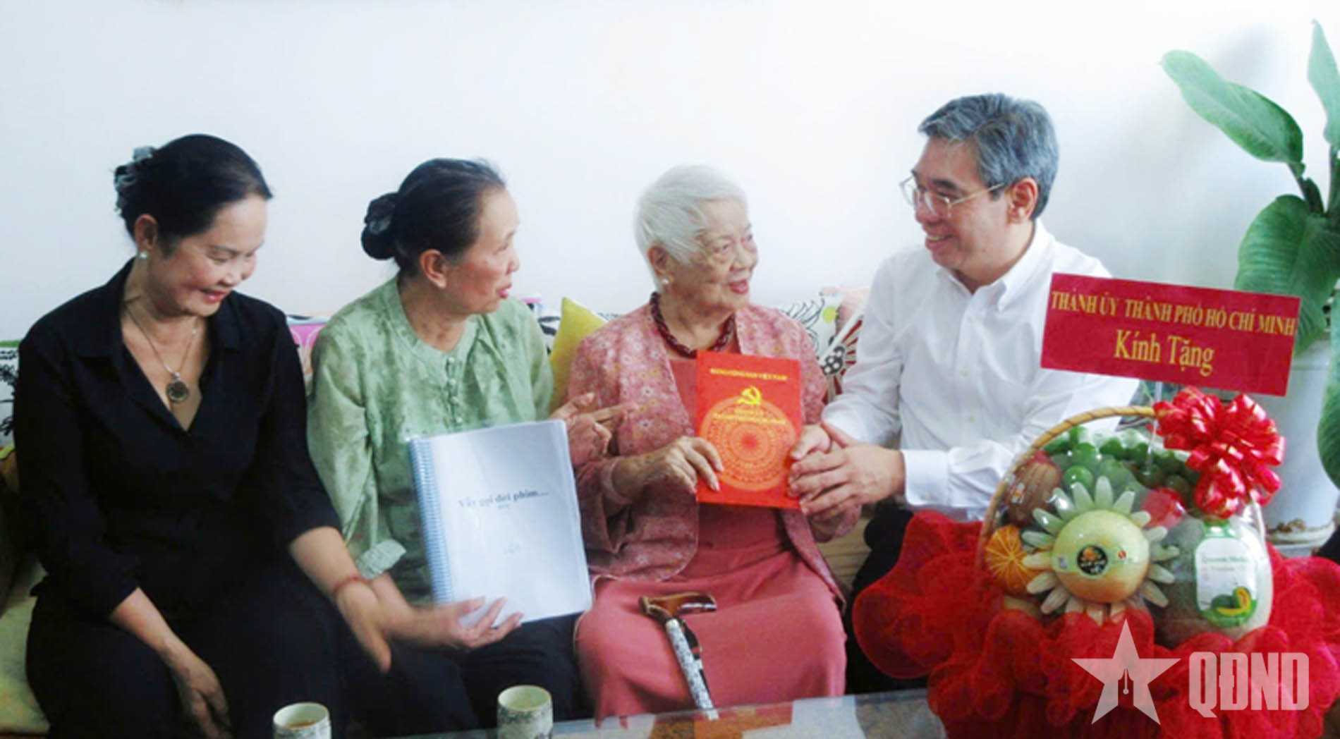 Thành ủy TP Hồ Chí Minh thăm, tri ân văn nghệ sĩ tiêu biểu